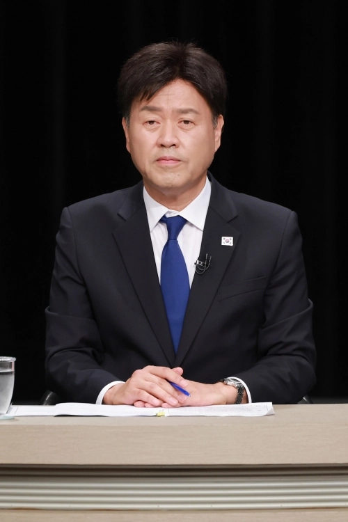 더불어민주당 김용 최고위원 후보가 3일 경기 부천시 OBS경인TV에서 열린 최고위원 후보자 방송토론회에 참석해 있다.  2026.8.3 국회사진기자단