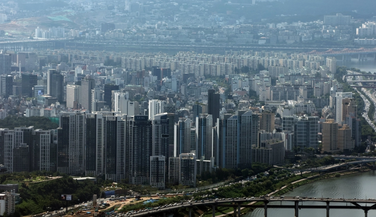 사진은 3일 서울 송파구 롯데월드타워에서 바라본 강남구 아파트 모습. 연합뉴스