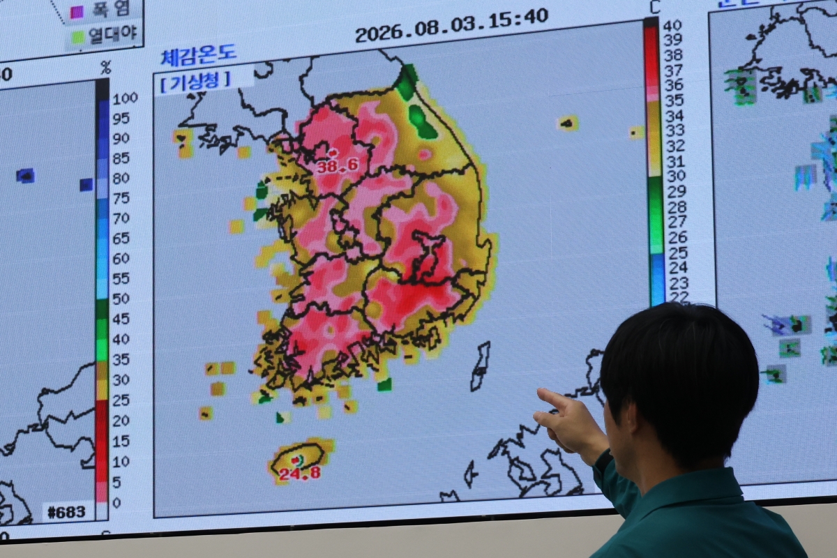 3일 정부세종청사 중앙재난안전상황실에서 상황실 직원들이 폭염 피해와 대응 상황을 점검하고 있다. 2026.8.3. 연합뉴스