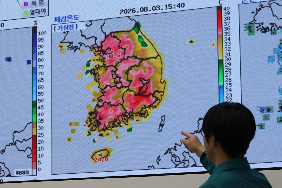 3일 정부세종청사 중앙재난안전상황실에서 상황실 직원들이 폭염 피해와 대응 상황을 점검하고 있다. 연합뉴스