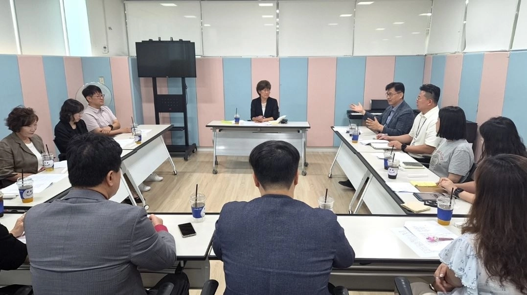 ▲ 3일 하남시장애인복지관에서 하남시사회복지사협회와 사회복지정책 간담회를 갖은 방미숙 의원(사진=경기도의회)