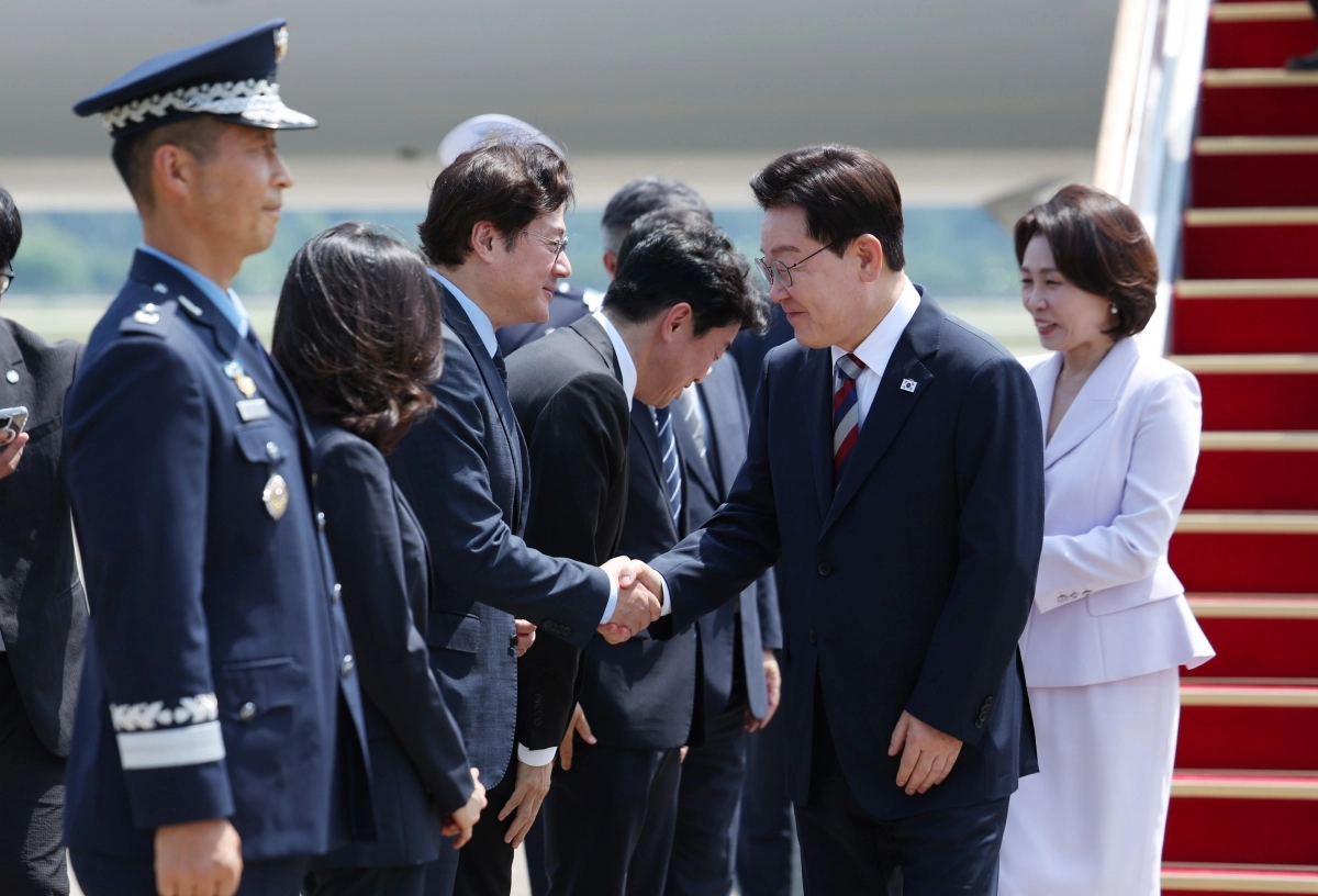 순방 마치고 귀국한 李대통령