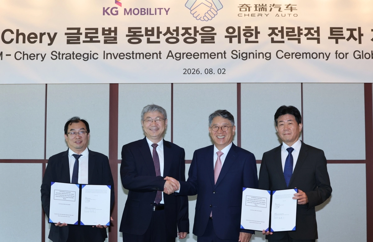 KG모빌리티(KGM)와 중국 체리자동차 관계자들이 지난 2일 서울 용산구 그랜드 하얏트 호텔에서 열린 ‘글로벌 동반성장을 위한 전략적 투자 계약 체결식’에서 기념 촬영을 하고 있다. 왼쪽부터 장귀빙 체리차 사장, 인퉁웨 체리차 회장, 곽재선 KGM 회장, 황기영 KGM 대표이사. KG모빌리티 제공