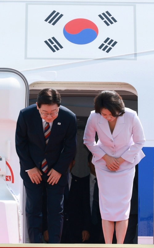 5개국 순방을 마치고 귀국한 이재명 대통령과 김혜경 여사가 3일 성남 서울공항에 도착한 공군 1호기에서 환영객에게 인사하고 있다. 이날 공개된 리얼미터 여론조사에서 이 대통령의 지지율은 취임 후 최저치인 45.9%로 나왔다. 연합뉴스