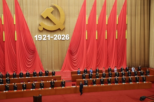 2026년 베이징 인민대회당에서 열린 공산당 창당 105주년 기념대회에서 시진핑(앞줄 가운데) 중국 국가주석이 참석자들의 박수를 받으며 이동하고 있다. 베이징 EPA 연합뉴스
