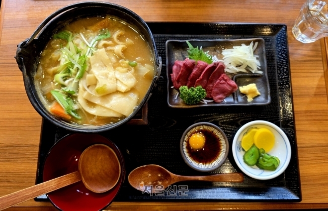 일본 야마나시 토속 음식인 호토(식판 왼쪽)와 말고기 육회(식판 오른쪽 위). 손원천 선임기자