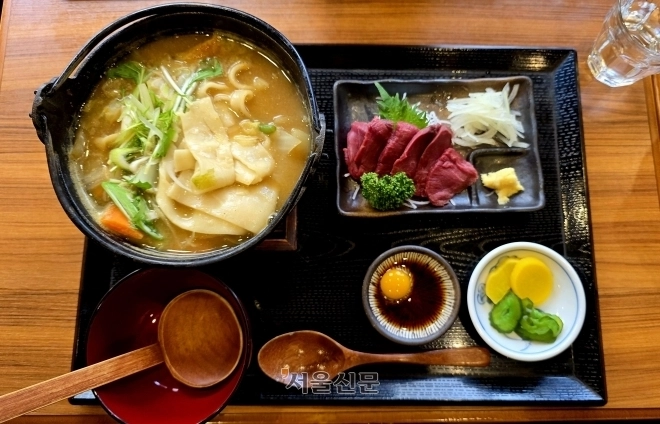 일본 야마나시 토속 음식인 호토(식판 왼쪽)와 말고기 육회(식판 오른쪽 위). 손원천 선임기자