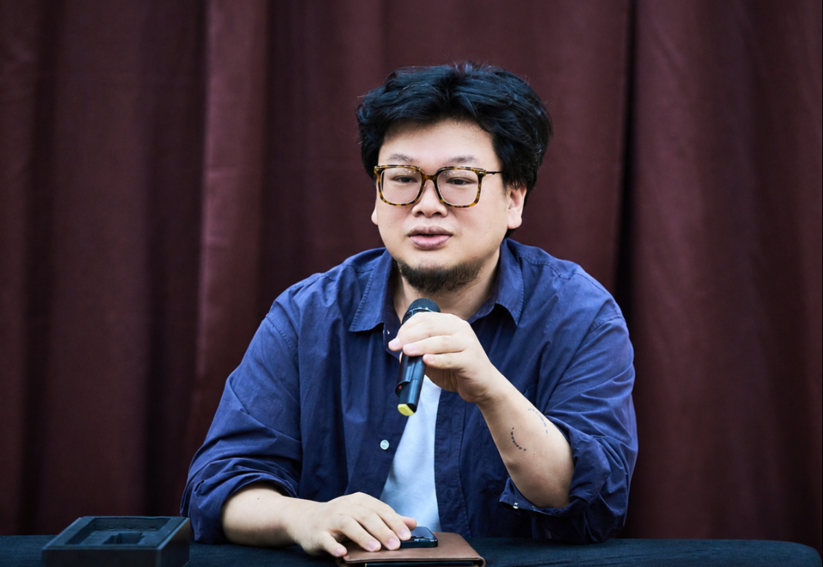 3일 서울 세종문화회관 연습동에서 음악극 ‘그렇게 바람이 불었고, …’에서 시노그라피를 맡은 조각가 양정욱이 작품 설명을 하고 있다. 세종문화회관 제공