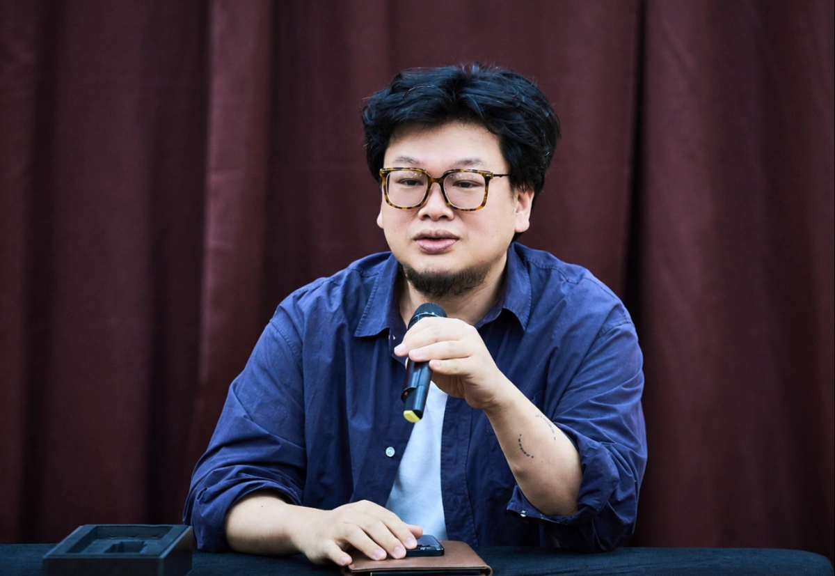 3일 서울 세종문화회관 연습동에서 음악극 ‘그렇게 바람이 불었고, …’에서 시노그라피를 맡은 조각가 양정욱이 작품 설명을 하고 있다. 세종문화회관 제공