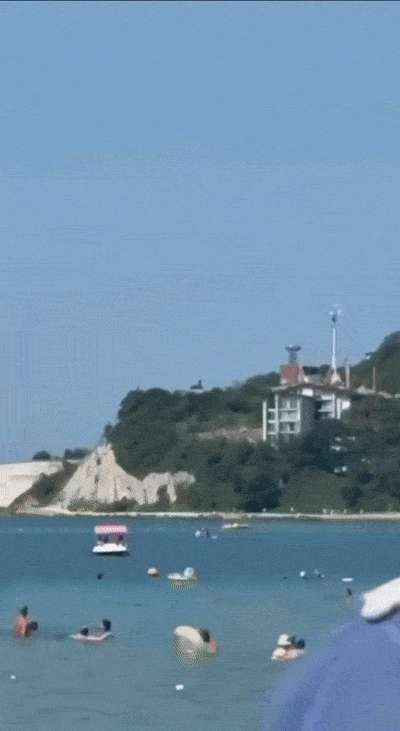 3일(현지시간) 타스 통신과 러시아 현지 당국 등에 따르면 크라스노다르주 겔렌지크의 휴양지 아르히포-오시포프카에서 드론 폭발로 어린이 3명을 포함해 7명이 사망하고, 58명이 다친 것으로 최종 집계됐다. 러시아는 민간인을 겨냥한 우크라이나의 테러라는 입장이다. 사진은 사고 당시 장면. 2026.8.3 텔레그램