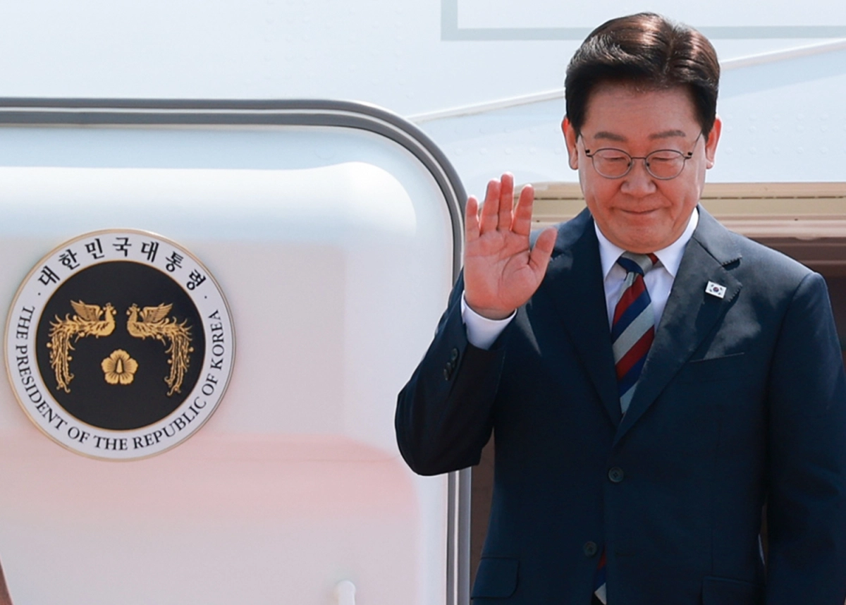 미국ㆍ남미ㆍ독일 순방을 마치고 귀국한 이재명 대통령이 3일 성남 서울공항에 도착한 공군 1호기에서 환영객에게 인사하고 있다. 2026.8.3 연합뉴스