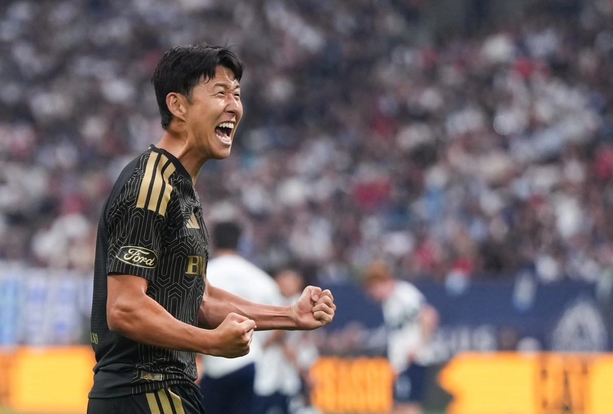 손흥민(LAFC)이 2일(한국시간) 캐나다 밴쿠버 BC 플레이스에서 열린 미국 프로축구 메이저리그사커(MLS) 밴쿠버 화이트캡스와의 원정경기에서 전반 선제골을 넣은 뒤 포효하고 있다.  밴쿠버 AP 연합뉴스