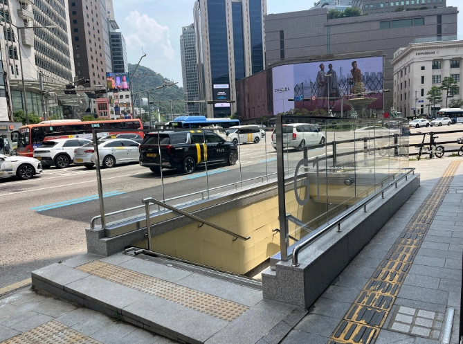 서울 명동 중앙우체국 앞 지하도 난간이 투명유리로 교체돼 있는 모습.  서울시 제공