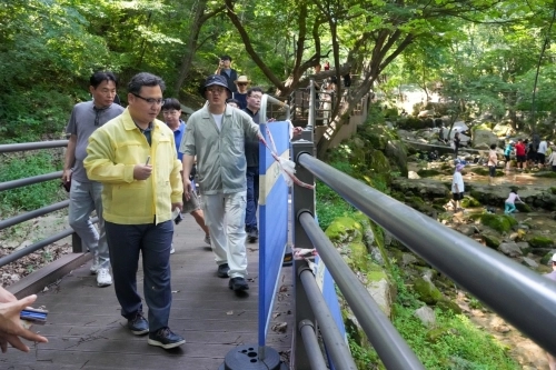 정창수(왼쪽 두번째) 구청장이 지난 2일 우이동 계곡에서 불법 상행위가 이뤄지고 있는 곳은 없는지 현장 점검을 하고 있다. 강북구 제공
