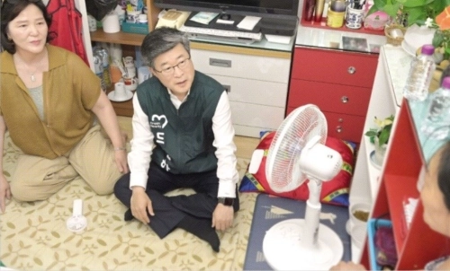 김길성(가운데) 중구청장이 지난달 29일 황학동의 한 폭염 취약가구 어르신에게 선풍기 등을 선물하고 불편 사항을 듣고 있다. 중구 제공