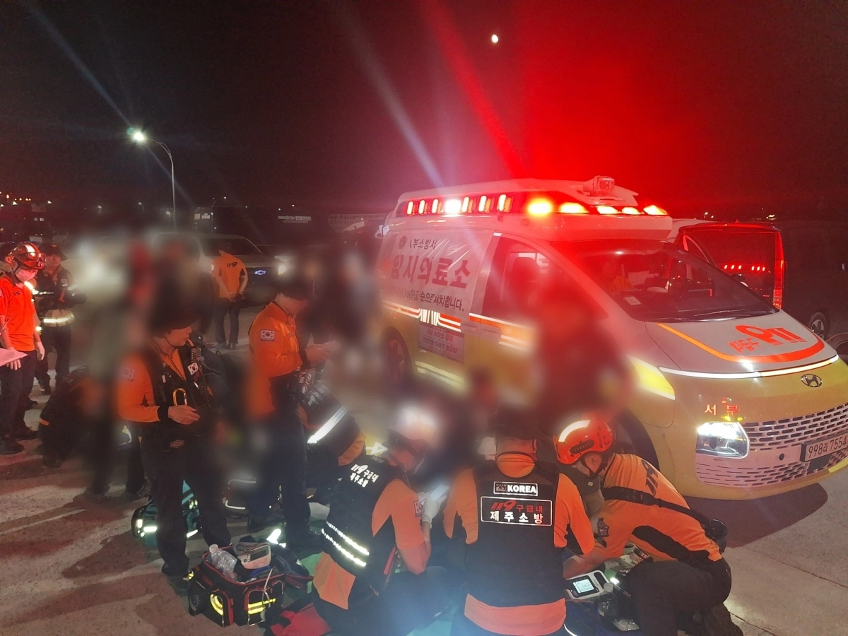 지난 3일 오후 10시 23분쯤 제주시 차귀도 북쪽 약 5.4㎞ 해상에서 8.5t급 낚시어선(승선원 16명)과 29t급 어선(승선원 9명)이 충돌해 낚시객 16명이 다치는 사고가 발생했다. 제주도소방안전본부 제공