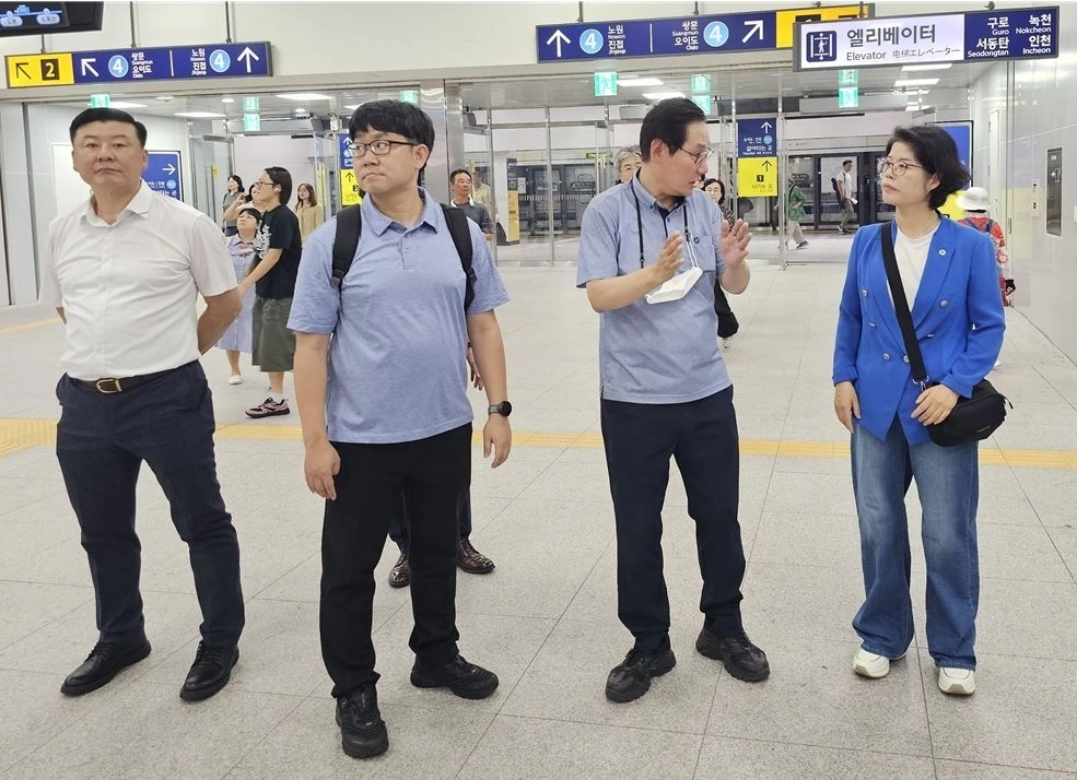 유기훈 의원이 지난 3일 창동역 민원현장을 방문하여 창동역장으로부터 설명을 듣고 있다. 서울시의회 제공