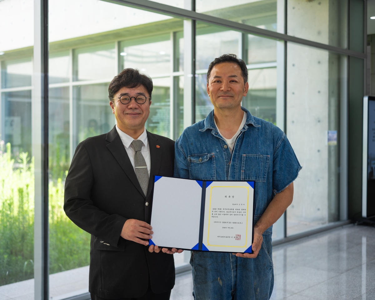 이종후 제주도립미술관장이 제주 출신 김창옥(오른쪽)씨를  ‘2026 제5회 제주비엔날레’ 홍보대사로 위촉한 뒤 기념촬영을 하고 있다. 제주도립미술관 제공