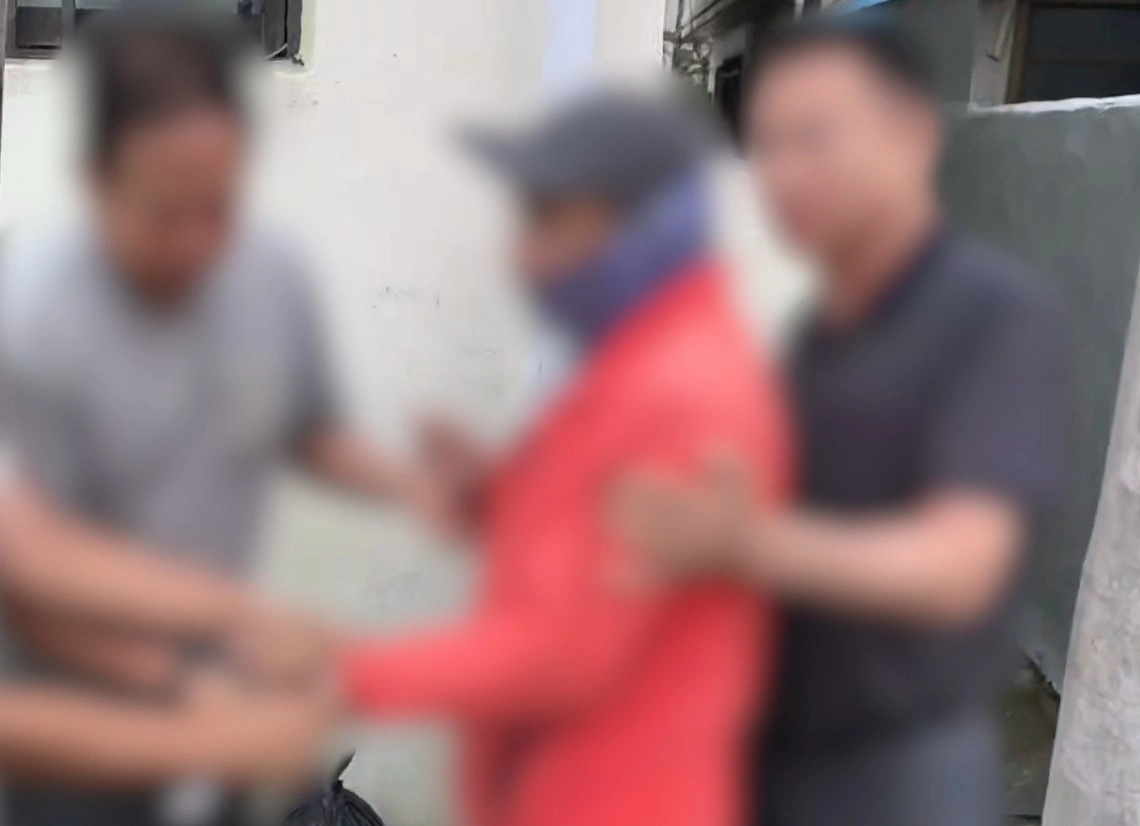 피의자 A씨가 목포 은신처 부근에서 잠복 중인 경찰에 붙잡히는 장면.경기남부경찰청 제공