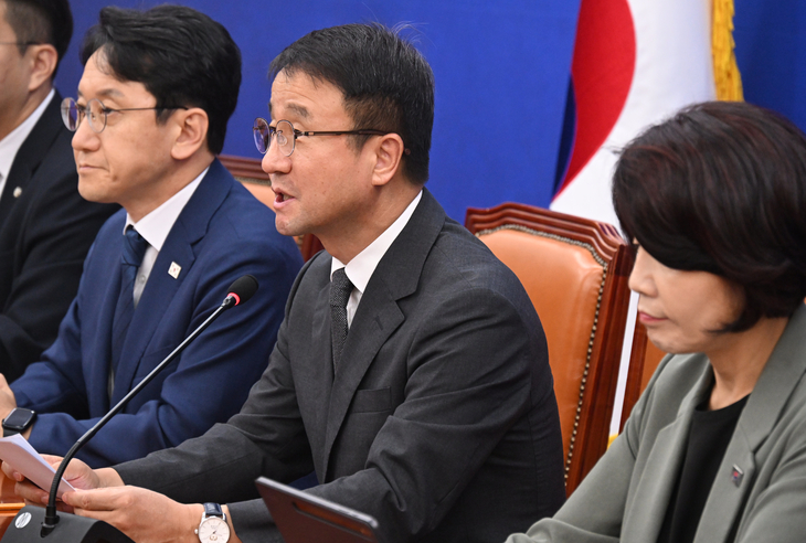 한병도(가운데) 더불어민주당 당대표 직무대행 겸 원내대표가 4일 국회에서 열린 원내대책회의에서 발언하고 있다. 안주영 전문기자