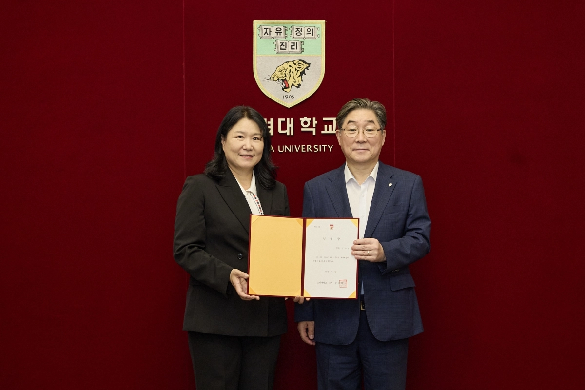 사진 왼쪽부터 고려대 여자양궁부 김수녕 신임 감독, 고려대 김동원 총장. 고려대 제공