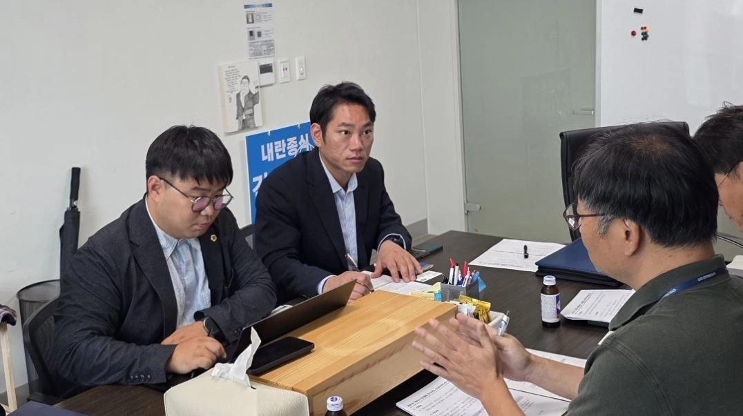 ▲ 지난 3일 유호준 의원과 함께 남양주 안전환경 조성사업 점검을 위해 경기도청 안전관리실 안전기획과 관계자들을 만난 이건희 의원(사진=경기도의회)