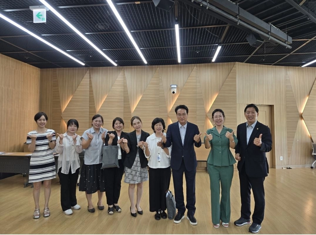 ▲ 지난 3일 ‘경기도 고교 평준화 지역 학생 배정 개선 방안’ 회의에 참석 후 안민석 교육감을 비롯한 참석자들과 기념촬영을 하는 심상록 의원(사진=경기도의회)