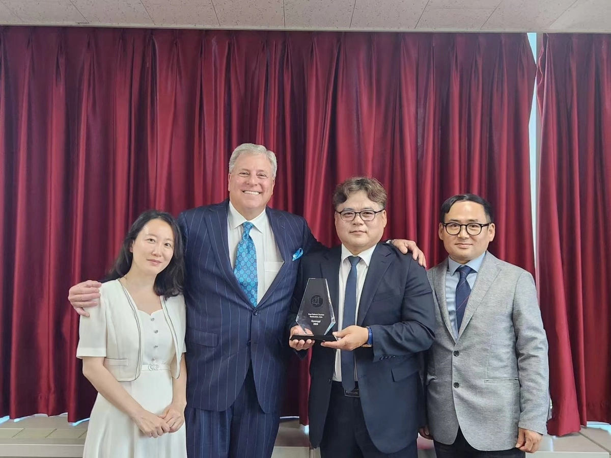 경기도 트래지 트래블 어워드 수상 사진(왼쪽부터 경기관광공사 이아란 과장, 프란시스 X. 갤러거 트래지 트래블 발행인 및 CEO, 경기관광공사 강동한 실장, 황갑신 박사). 경기관광공사 제공