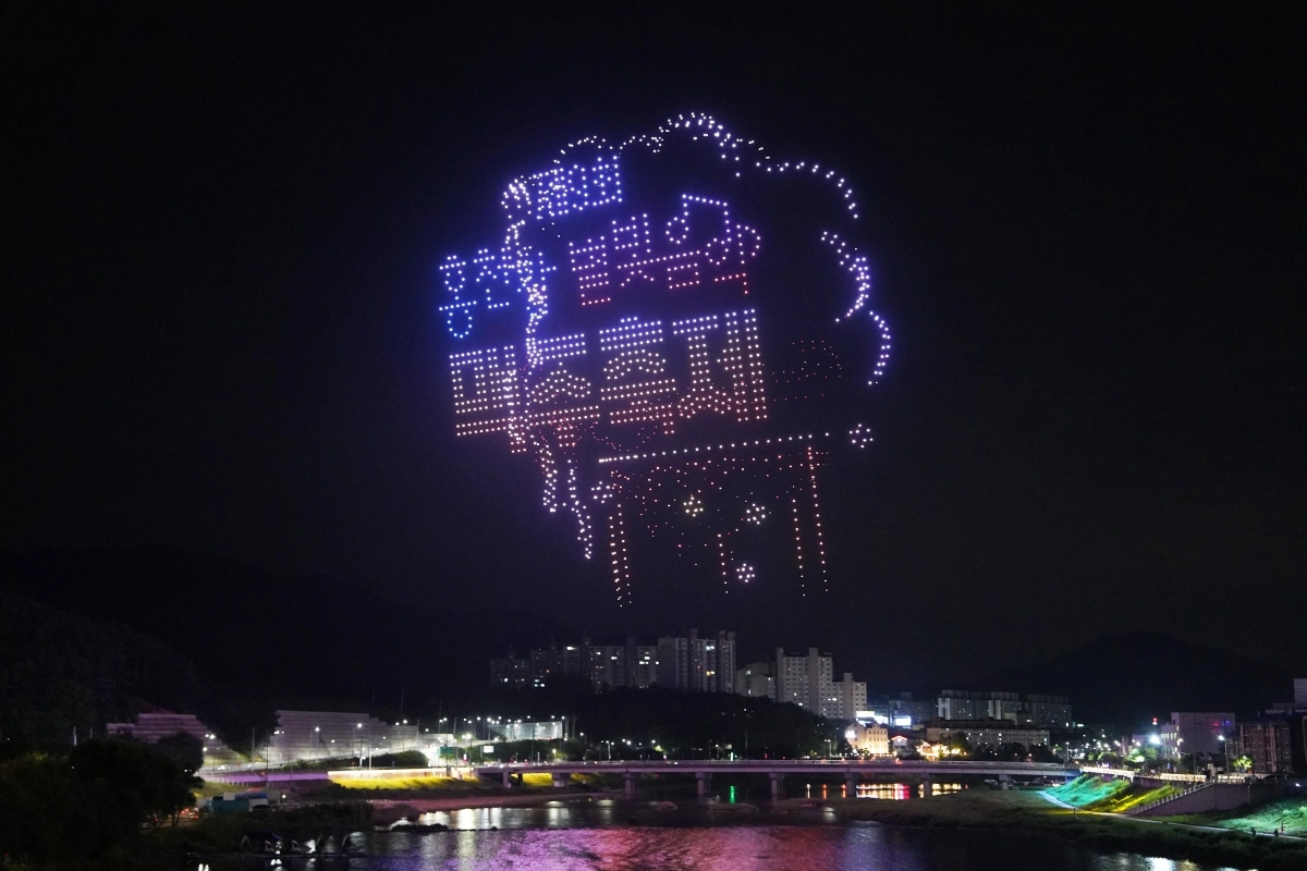 강원 홍천강 별빛 음악 맥주축제가 5~9일 열린다. 사진은 지난해 축제 프로그램 중 하나인 드론 라이트쇼 모습. 홍천군 제공