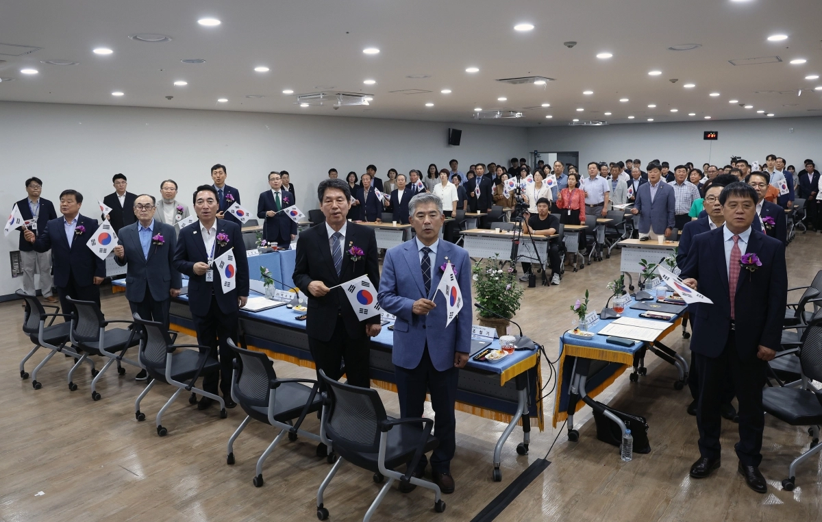 충효예 충청정신 실천 업무협약식에서 박수현 충남도지사 등이 태극기를 흔들며 애국가를 부르고 있다. 도 제공