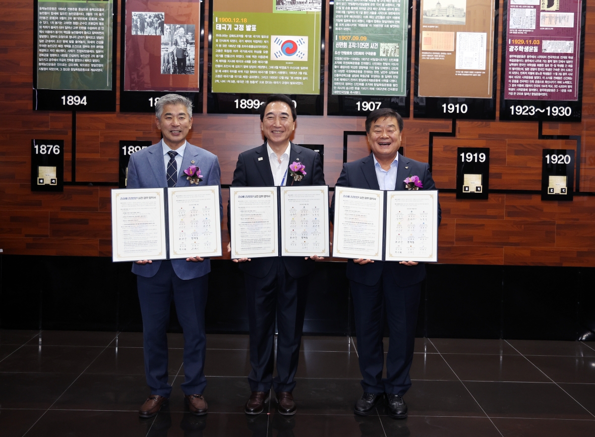 박수현 충남도지사(가운데)와 조철기 충남도의회의장(왼쪽) 이병도 충남교육감(이 업무협약을 체결하고 있다. 도 제공