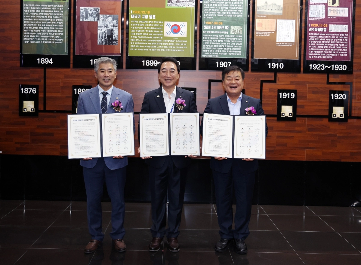 박수현 충남도지사(가운데)와 조철기 충남도의회의장(왼쪽) 이병도 충남교육감(이 업무협약을 체결하고 있다. 도 제공