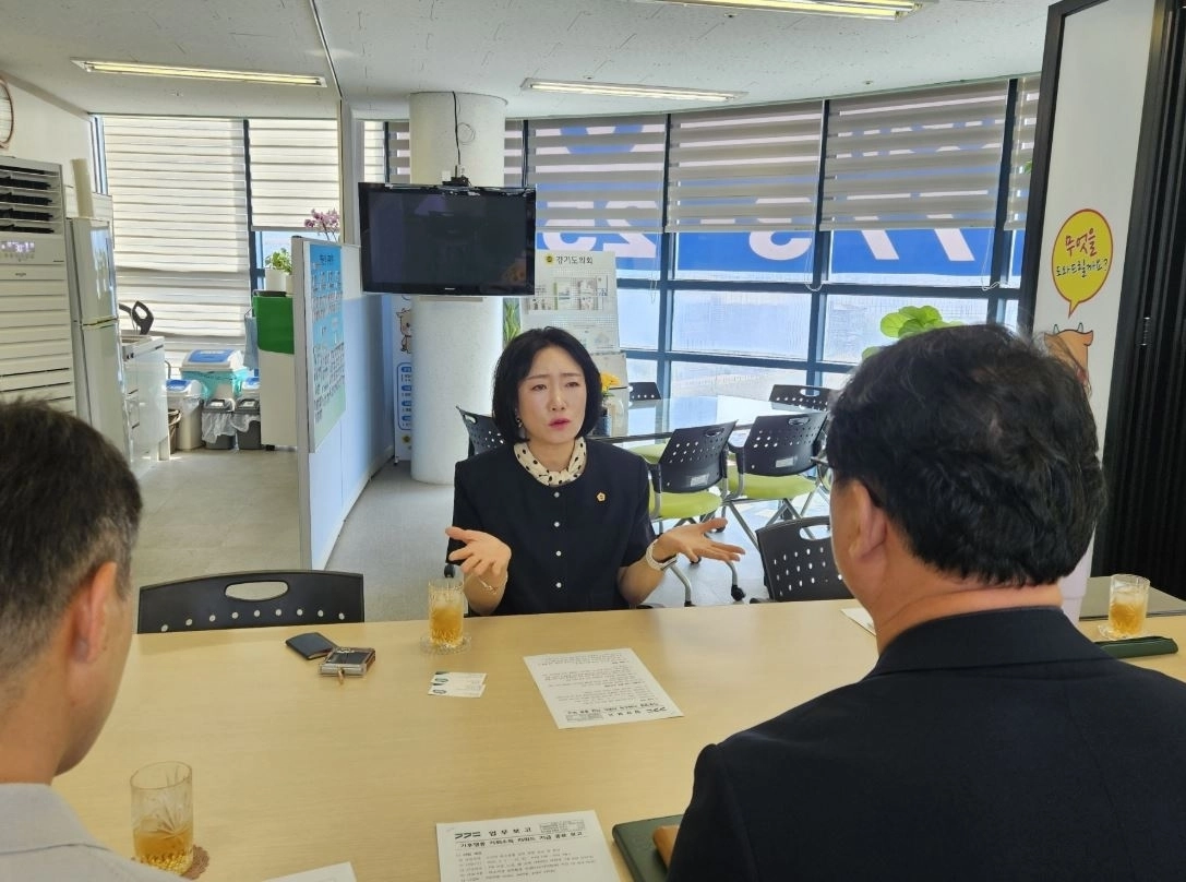 ▲ 4일 경기도의회 양평상담소에서 집행부로부터 ‘기후행동 기회소득’ 리워드 지급 종료와 향후 사업 추진 방향에 대해 보고 받는 이혜원 의원(사진=경기도의회)