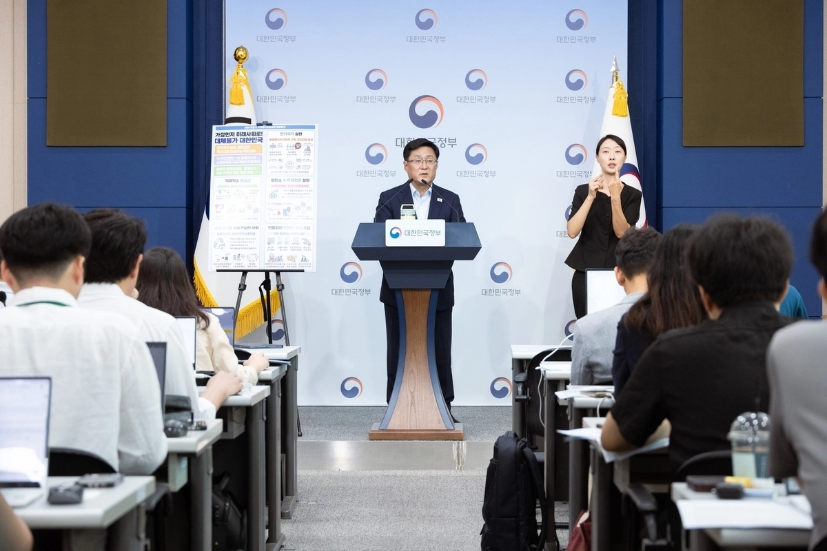 김성환 기후에너지환경부 장관이 3일 정부서울청사 별관 브리핑실에서 대통령 업무보고 내용을 사전에 설명하고 있다. 연합뉴스