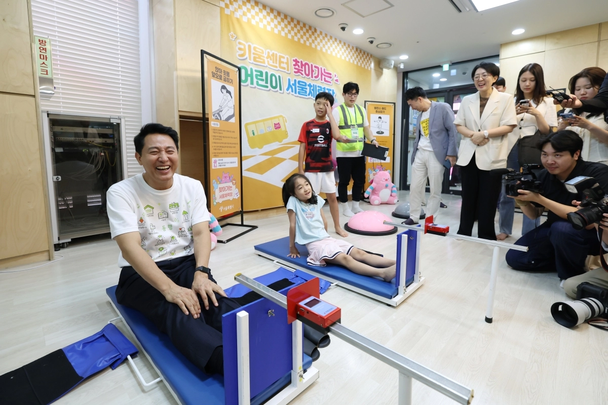 오세훈(왼쪽) 서울시장이 4일 동작구 서울형 키즈카페 가족플라자점에 마련된 ‘찾아가는 어린이 서울체력장’에서 체력을 측정하고 있다. 서울시 제공