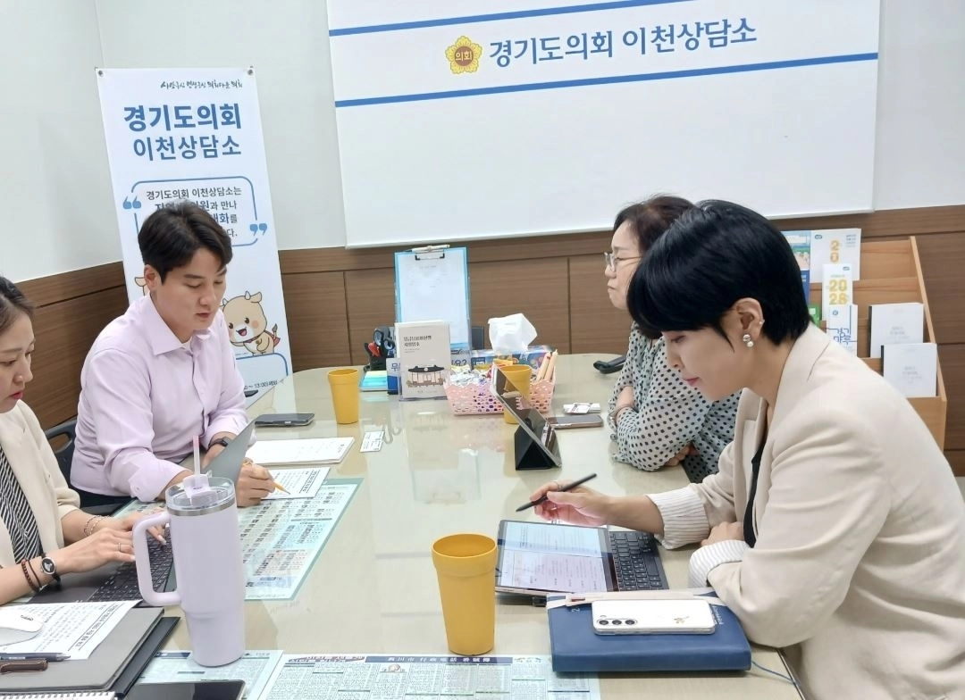 ▲ 4일 경기도의회 이천상담소에서 경기도기후환경에너지진흥원으로부터 업무보고를 받은 김일중 의원(사진=경기도의회)
