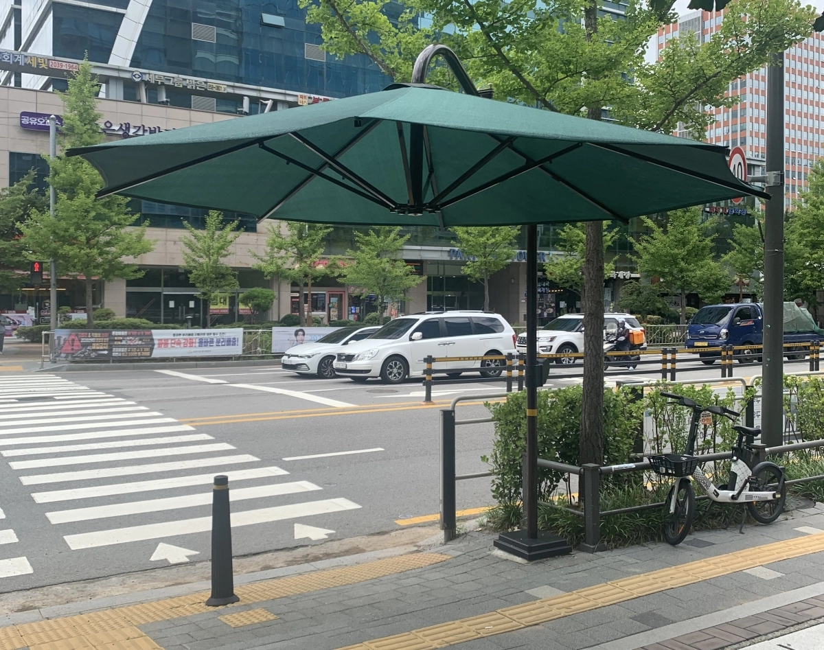 서울 가산동에 신설한 파라솔 그늘막. 금천구 제공