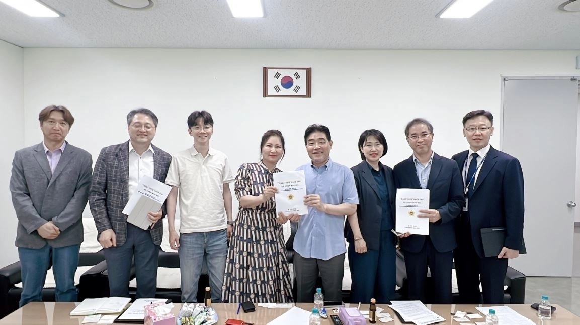 ▲ 지난 3일 일산서구청에서 열린 ‘특성화고 인재와 지역기업을 잇는 산학협력 활성화 정책토론회’ 준비를 위한 정담회에서 김운남 의원을 비롯한 참석자들이 기념촬영을 하고 있다. (사진=경기도의회)