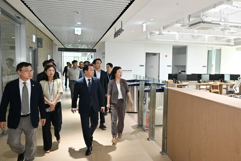 임만균 의장이 4일 서울시교육청에서 개최된 ‘2026 서울학생필하모닉 오케스트라 여름연주회’ 참석에 앞서 신청사 스마트워크센터를 둘러보고 있다. 서울시의회 제공