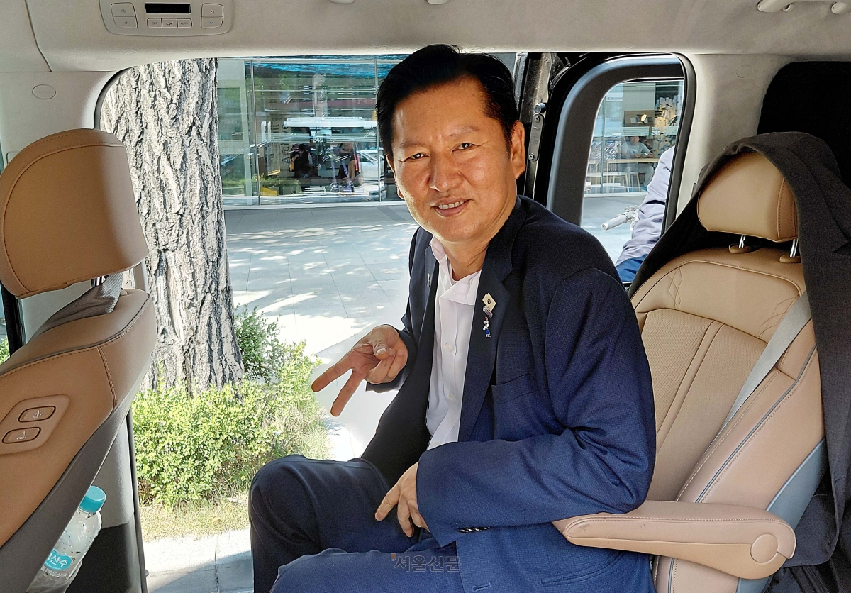 더불어민주당 8·17 전당대회에 출마한 정청래 후보가 4일 전남광주에서 소방공무원 간담회에 참석하기 위해 차량으로 이동 중 서울신문과 인터뷰한 뒤 손가락으로 ‘V자’ 표시를 하고 있다. 최근 유행하는 걸그룹 리센느의 ‘거제 야호 V포즈’를 따라하면서 기호 2번을 강조한 것으로 보인다.
