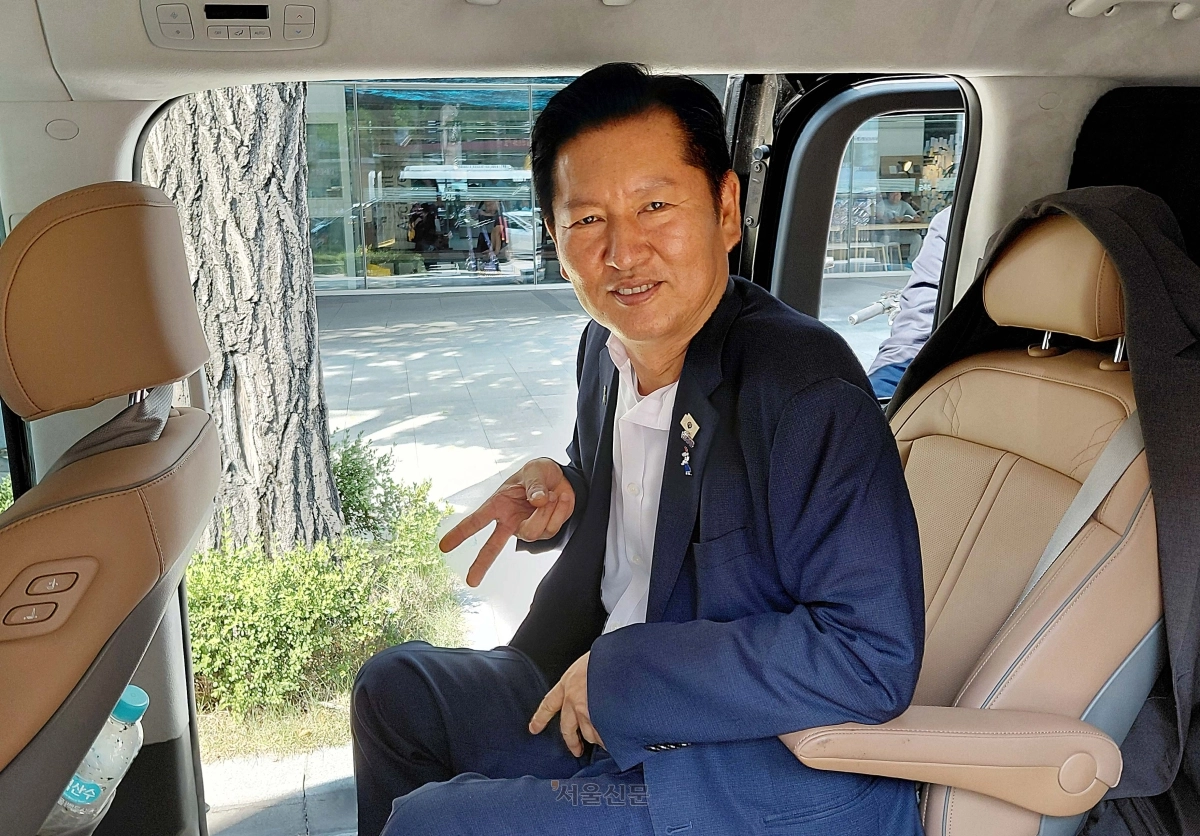 더불어민주당 8·17 전당대회에 출마한 정청래 후보가 4일 전남광주에서 소방공무원 간담회에 참석하기 위해 차량으로 이동 중 서울신문과 인터뷰한 뒤 손가락으로 ‘V자’ 표시를 하고 있다. 최근 유행하는 걸그룹 리센느의 ‘거제 야호 V포즈’를 따라하면서 기호 2번을 강조한 것으로 보인다.