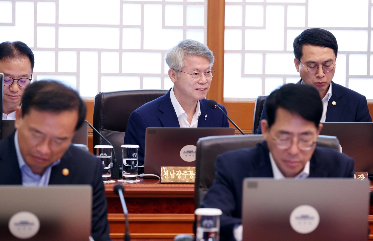 국무회의서 발언하는 민형배 시장