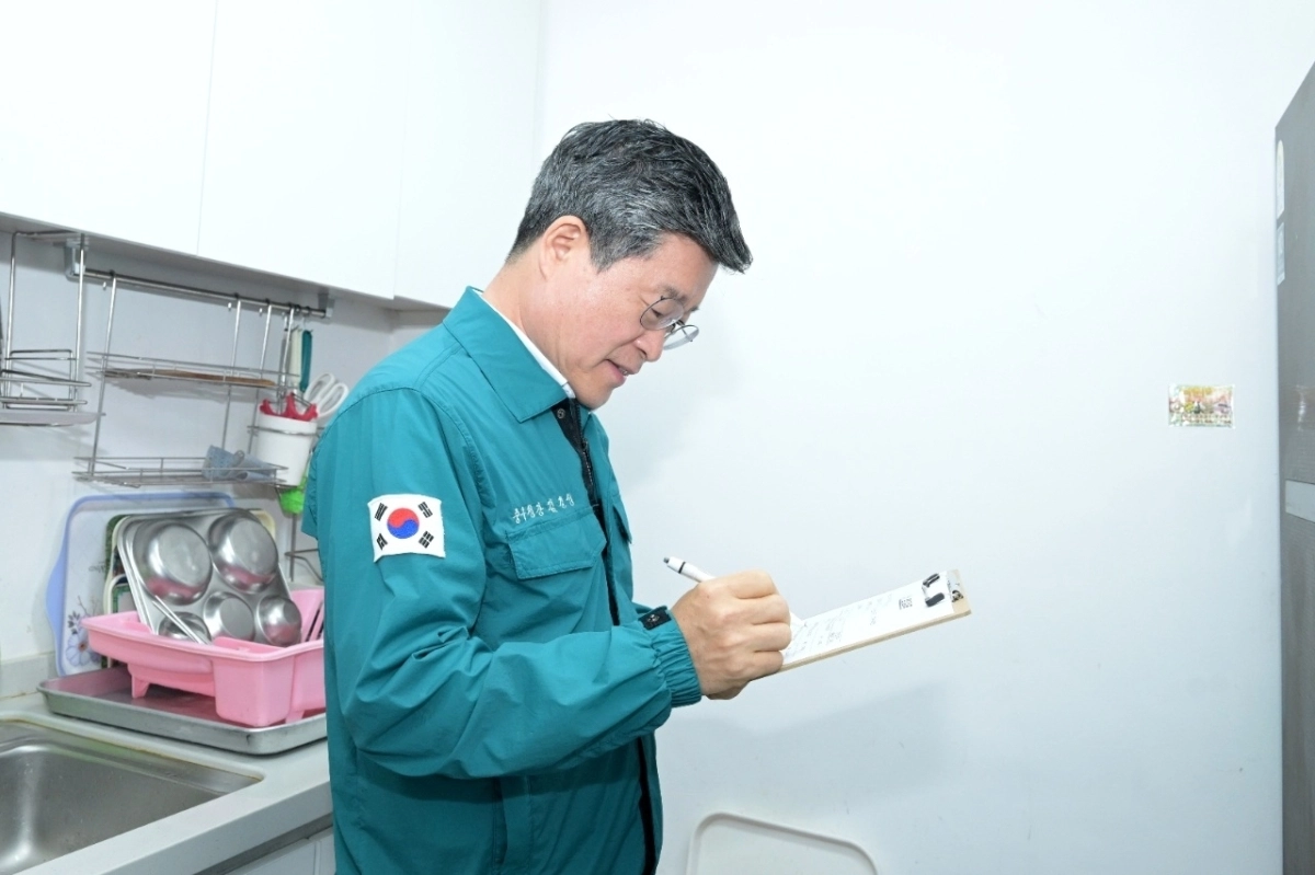 김길성 중구청장이 지난달 28일 청구경로당 경로식당 시설을 점검하고 있다. 중구 제공