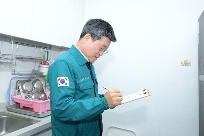 김길성, 경로당 무더위쉼터 점검…주민 요청에 “이달부터 주말 개방”