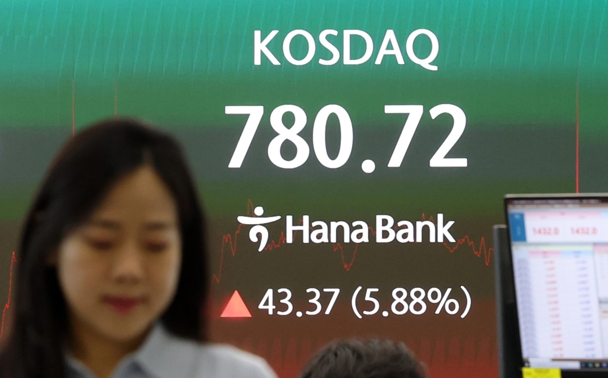 코스닥 지수가 전 거래일보다 43.37포인트(5.88%) 오른 780.72에 장을 마감한 4일 오후 서울 중구 하나은행 딜링룸 전광판에 종가가 표시되어 있다. 코스피는 101.50포인트(1.62%)오른 6358.95에 장을 마감했다. 2026.08.04. 뉴시스