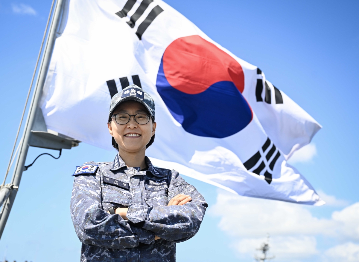여군 최초로 대령 지휘 함정인 독도함장에 취임하는 배선영 대령. 배 대령은 4일 “언제 어떠한 임무가 부여되더라도 완벽하게 완수하는 독도함을 만들겠다”고 말했다. 해군 제공