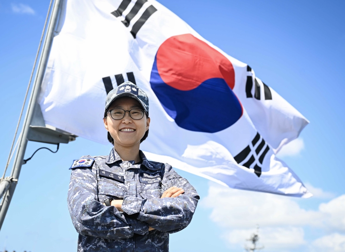 여군 최초로 대령 지휘 함정인 독도함장에 취임하는 배선영 대령. 배 대령은 4일 “언제 어떠한 임무가 부여되더라도 완벽하게 완수하는 독도함을 만들겠다”고 말했다. 해군 제공