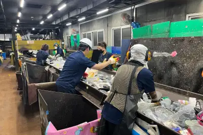 바깥은 38도, 작업장은 43도… 생명줄이라곤 포도당 사탕뿐