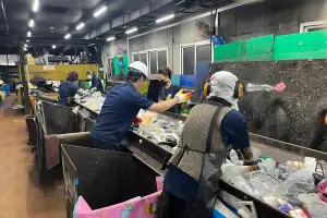 바깥은 38도, 작업장은 43도… 생명줄이라곤 포도당 사탕뿐