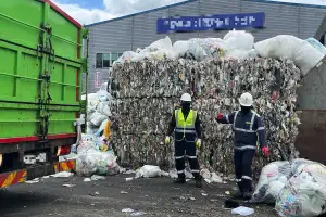 43도 찜통 재활용 선별장… ‘중무장’ 노동자들, 포도당 씹으며 견딘다